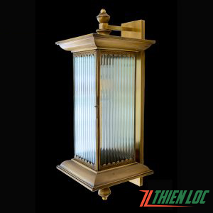 Đèn tường đồng treo trước sảnh nhà đẹp